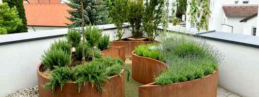 Hochbeete aus Cortenstahl mit Schnecken und Rasenkante